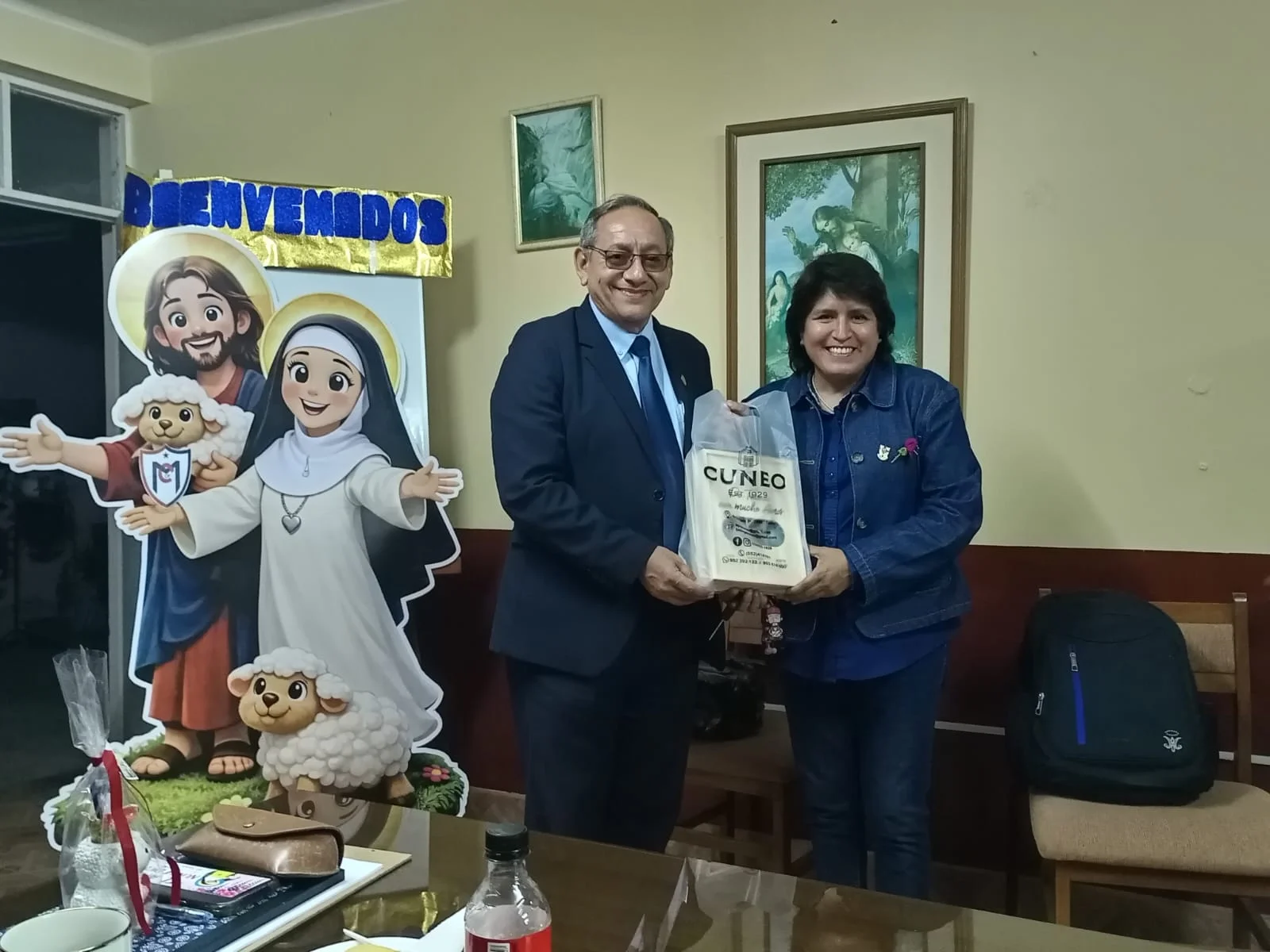 Entrega de presente al Sr. Felipe Doroteo, Pro Secretario del Consejo Directivo Nacional