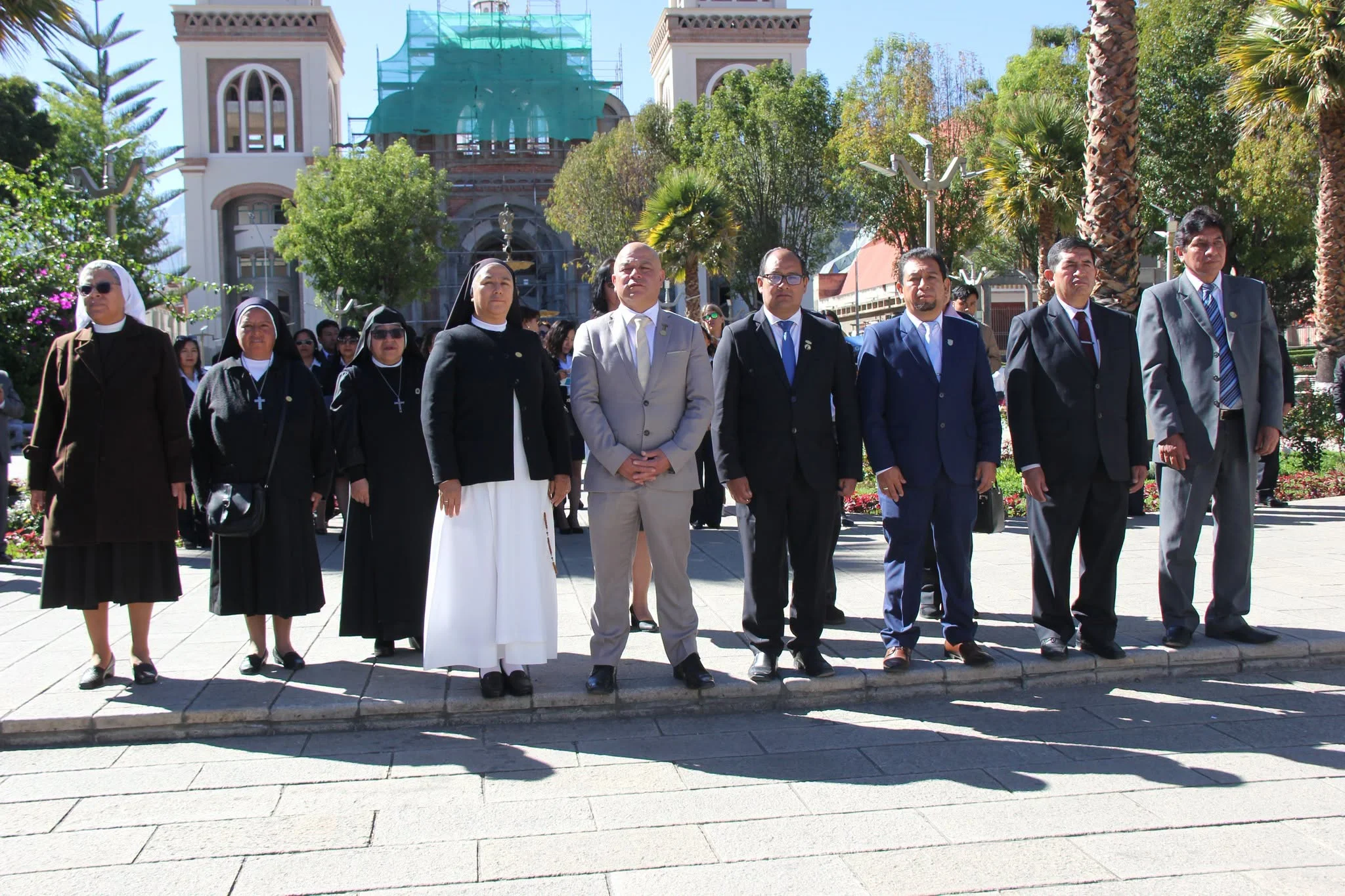 Autoridades y comunidad educativa en la plaza
