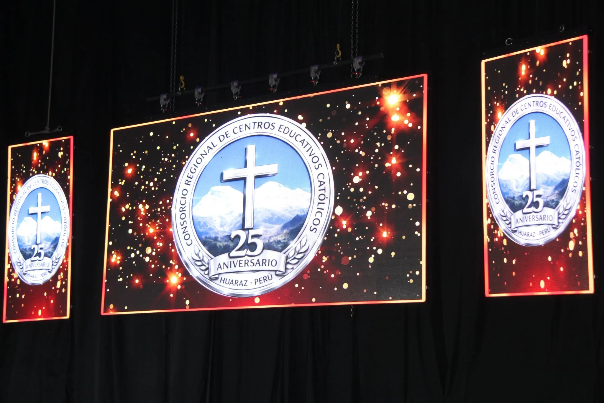Escenario del 25° aniversario del Consorcio Regional Huaraz