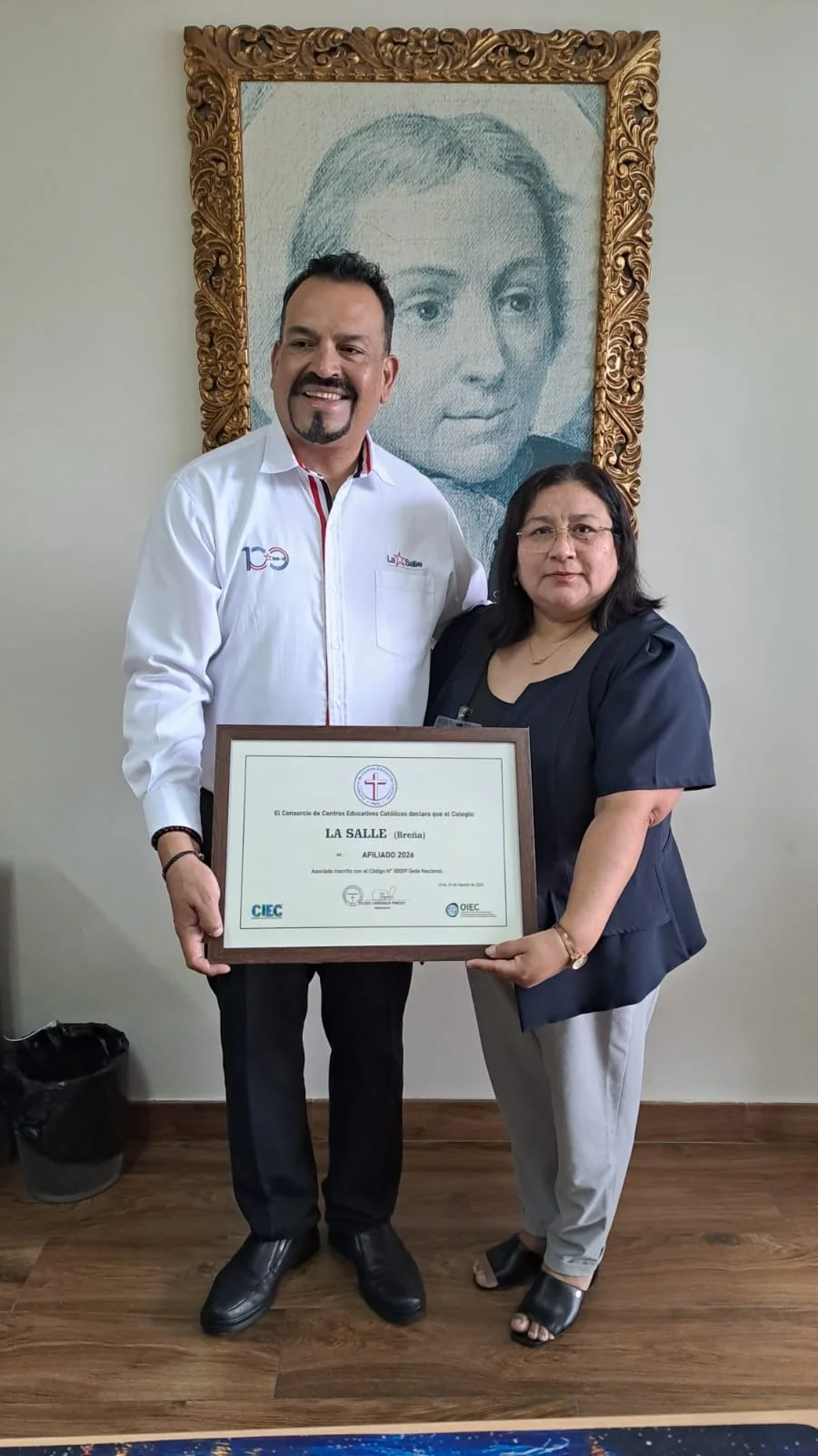 El Hno. Henry Paredes recibe el Certificado de Afiliación 2026 del Colegio La Salle de Lima