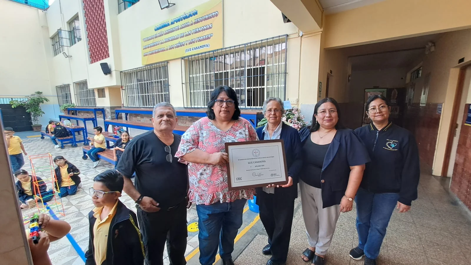 Entrega del Certificado de Afiliación 2026 en el patio del colegio Luz Casanova