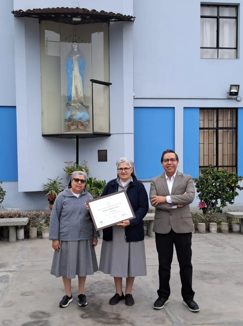 Hnas. Olga Castañeda y Yolanda Lavado junto al representante del CCEC en el colegio María Inmaculada de Surco