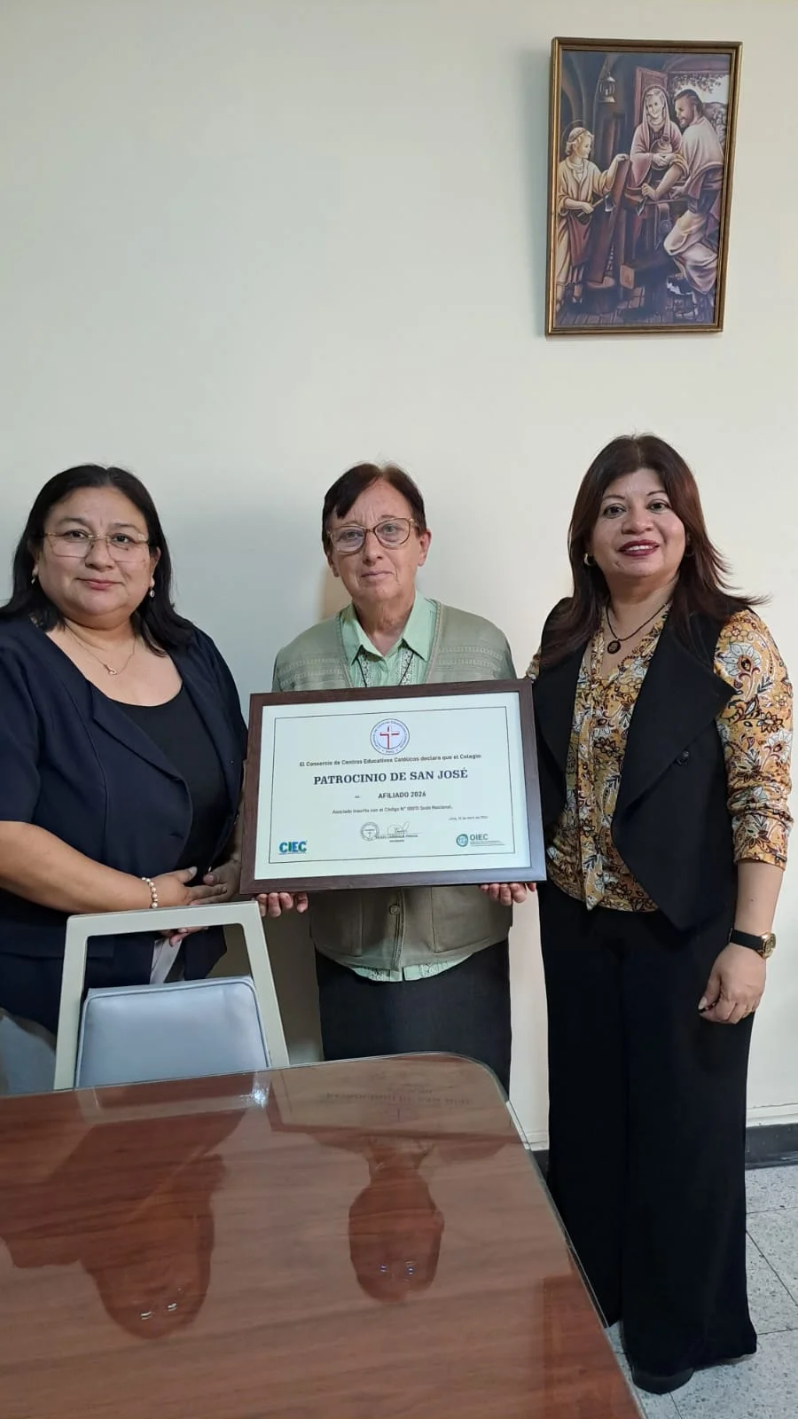 El Certificado de Afiliación 2026 junto al estandarte del colegio Patrocinio de San José