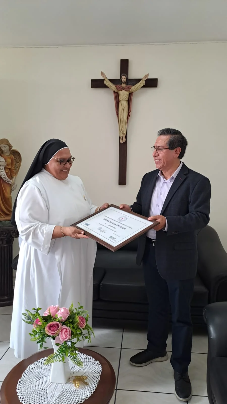 Entrega del Certificado de Afiliación 2026 a la directora del colegio Reina de Los Ángeles por parte del secretario ejecutivo del CCEC