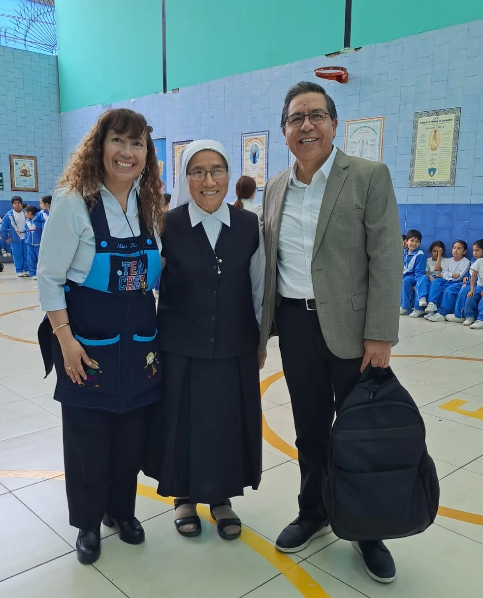 La Hna. Luz Angélica Bautista Tarrillo junto a una docente y el secretario ejecutivo del CCEC en el colegio Virgen de Fátima de Barranco