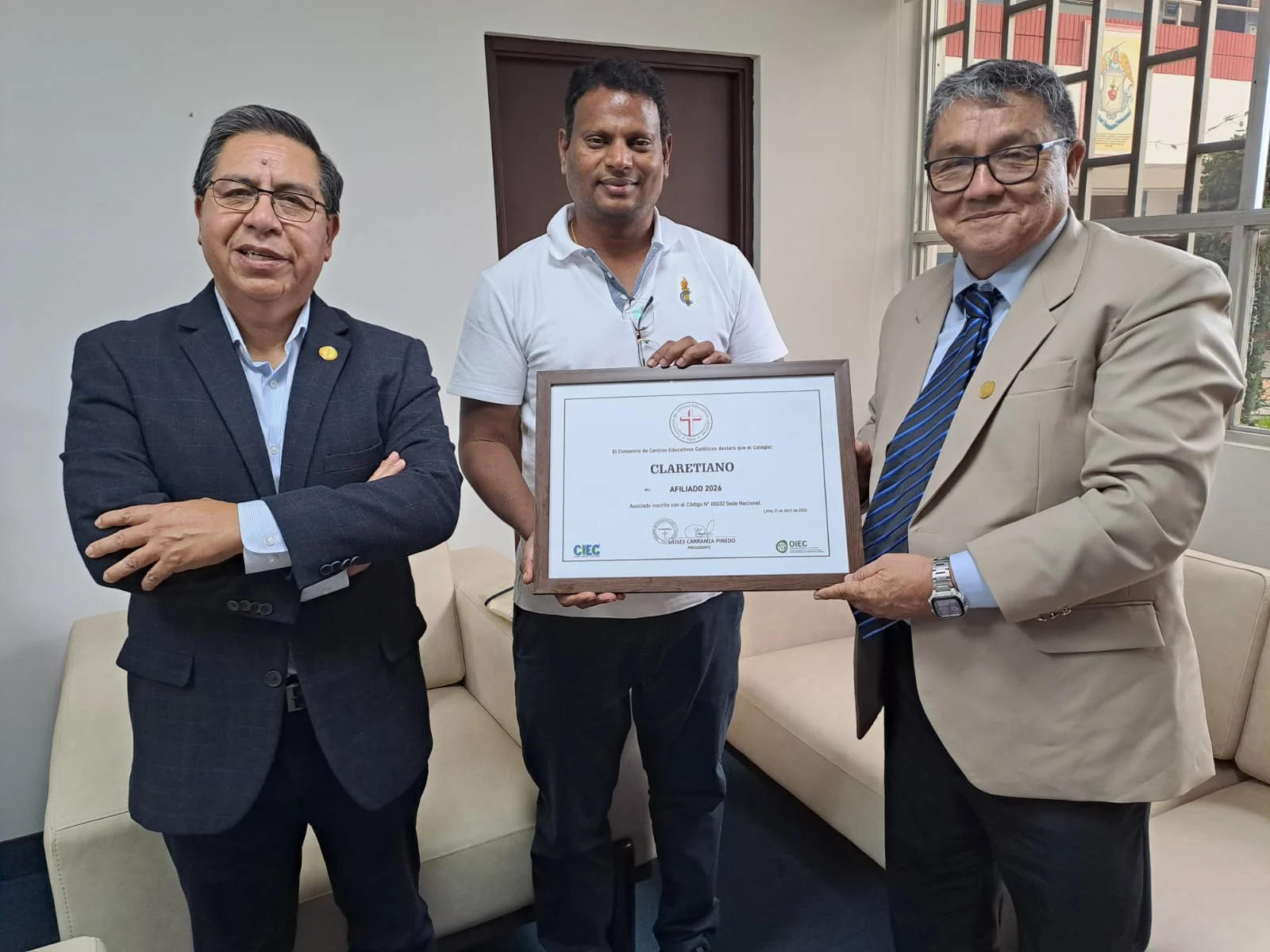 Entrega del Certificado de Afiliación CCEC 2026 al Colegio Claretiano