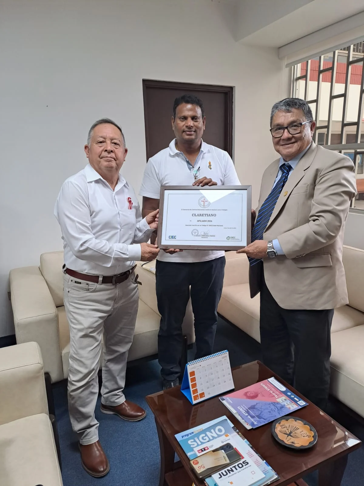 Entrega del Certificado de Afiliación al Colegio Claretiano