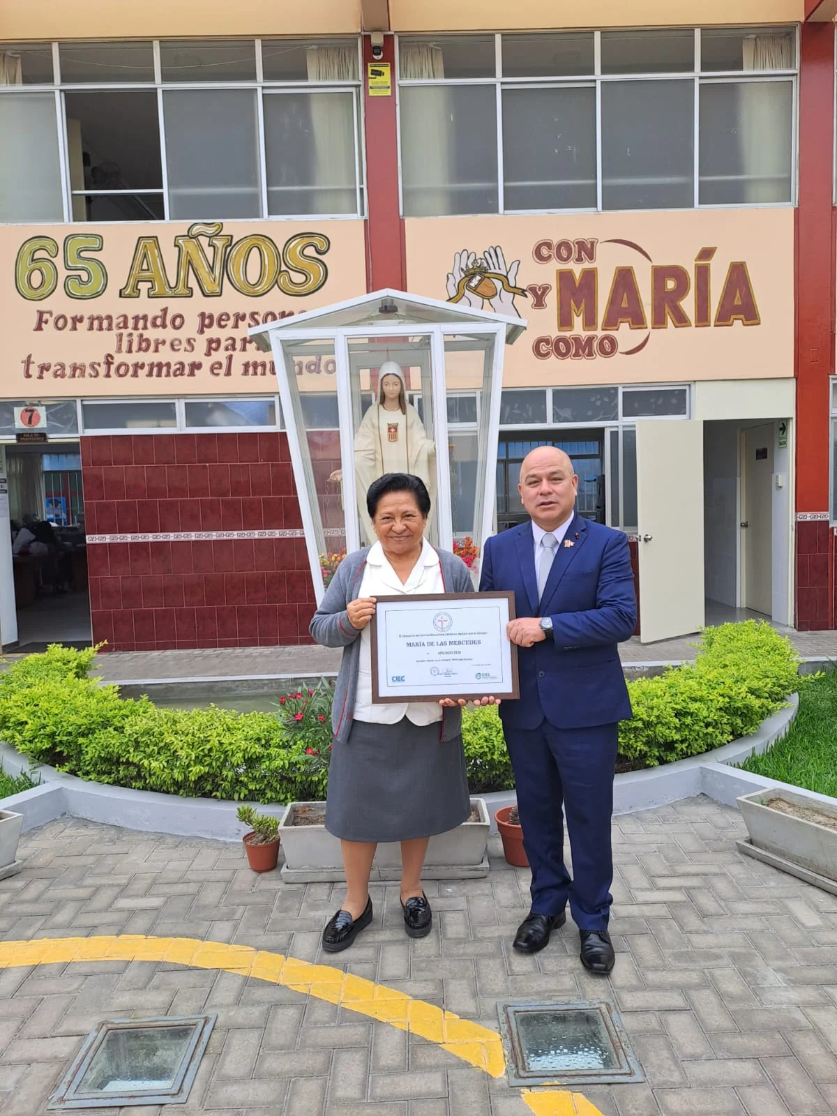 Entrega del Certificado de Afiliación CCEC 2026 en el frontis del Colegio María de las Mercedes