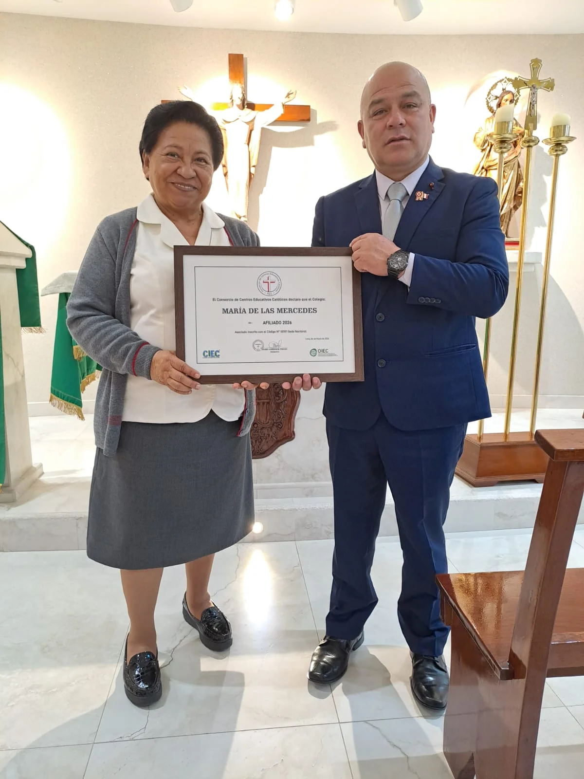 Entrega del Certificado de Afiliación CCEC 2026 en la capilla del Colegio María de las Mercedes
