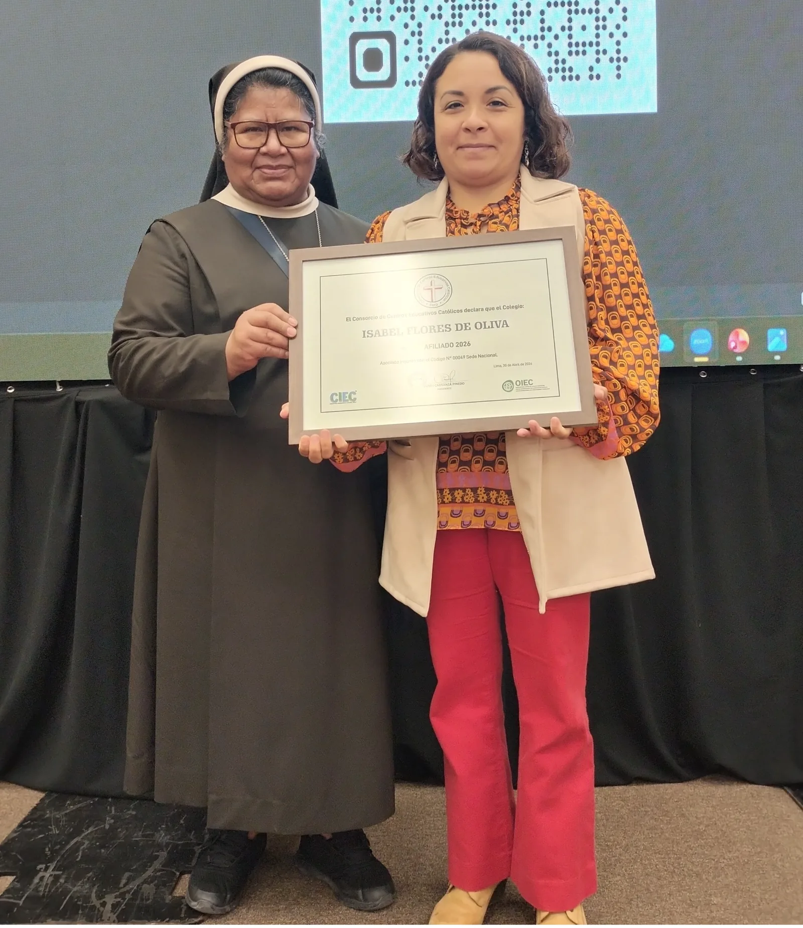Entrega del Certificado de Afiliación CCEC 2026 al Colegio Isabel Flores de Oliva de San Isidro