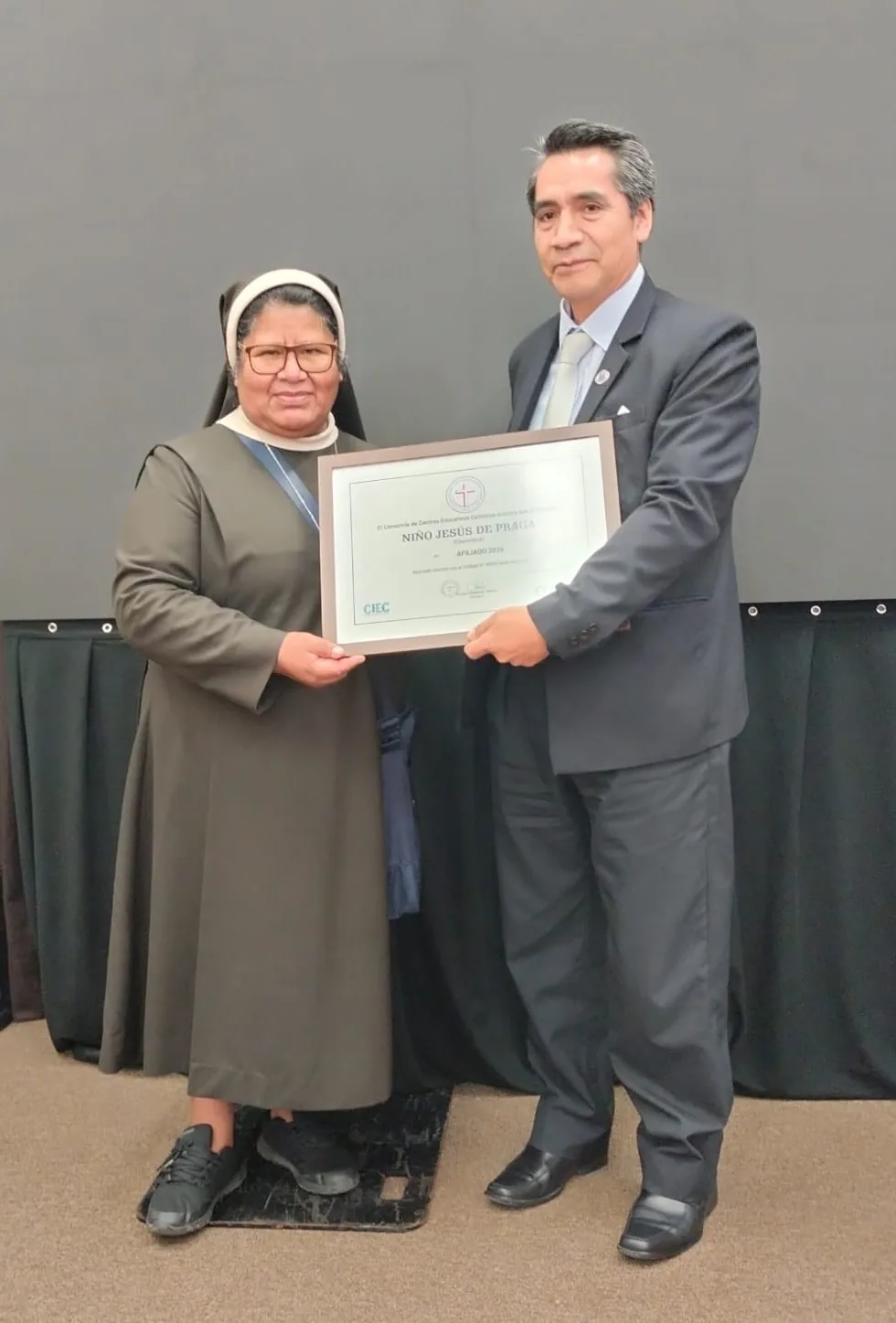 Entrega del Certificado de Afiliación CCEC 2026 al Colegio Niño Jesús de Praga de Chorrillos