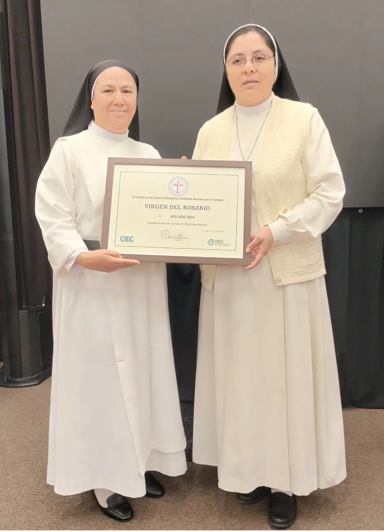 Entrega del Certificado de Afiliación CCEC 2026 al Colegio Virgen del Rosario de Surco