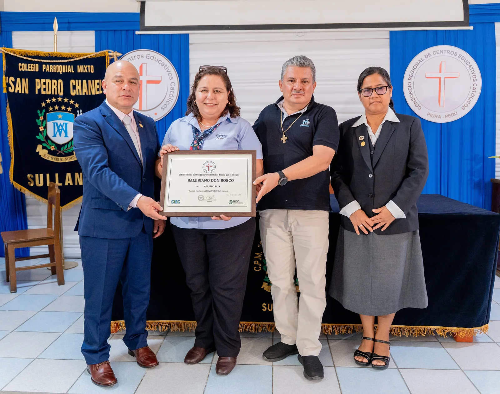 Entrega del Certificado de Afiliación CCEC 2026 a una institución educativa de la Regional Piura-Tumbes