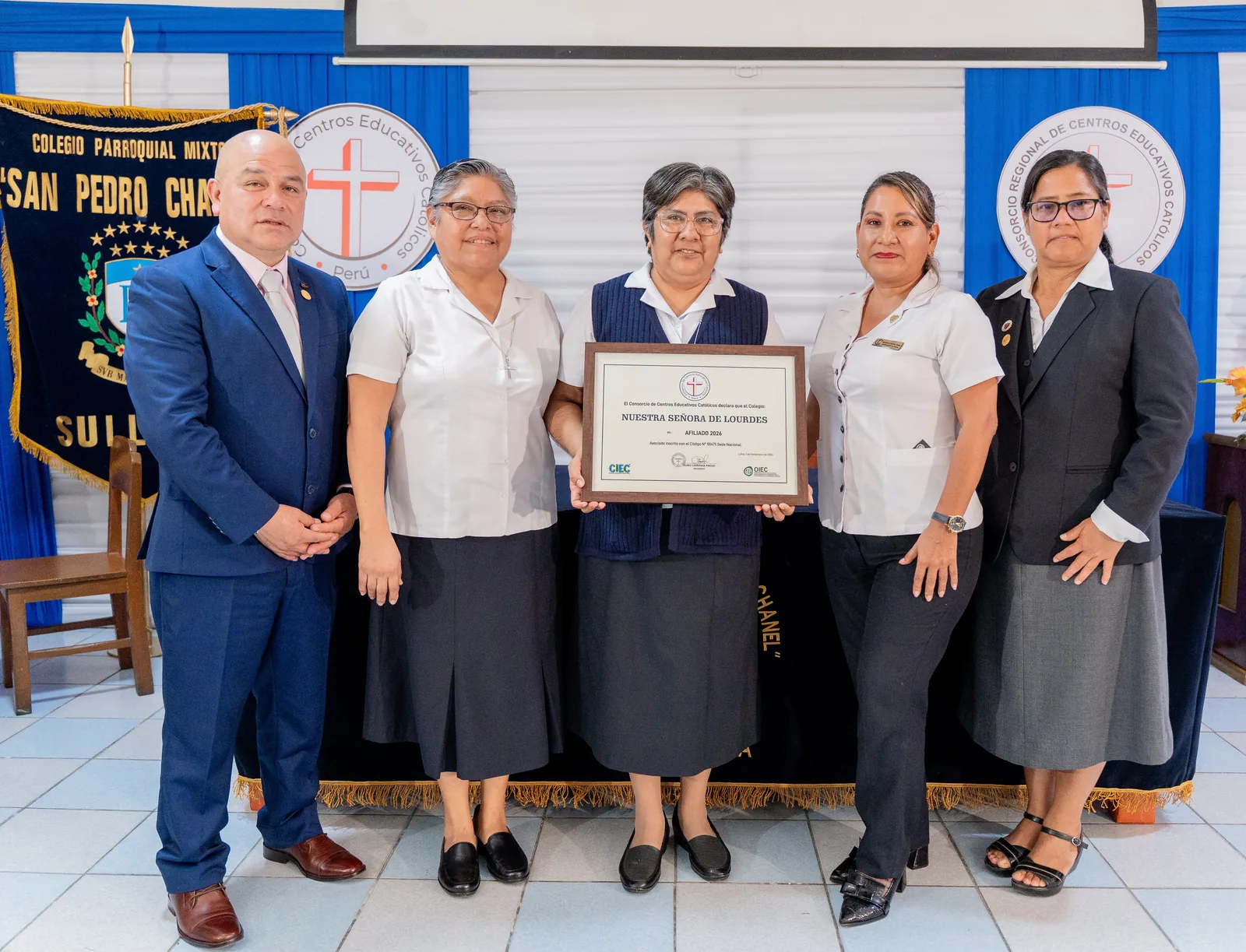 Entrega de certificados a representantes de una institución afiliada en Piura-Tumbes