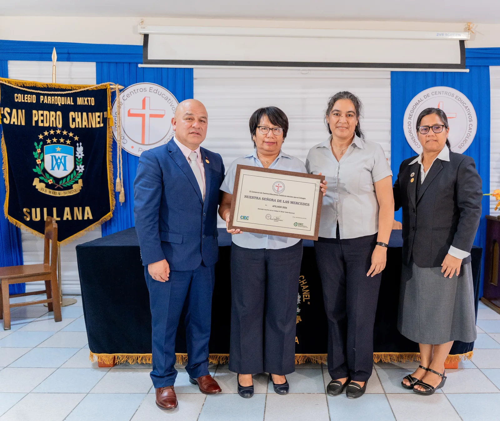 Representantes de una institución educativa reciben su Certificado de Afiliación CCEC 2026