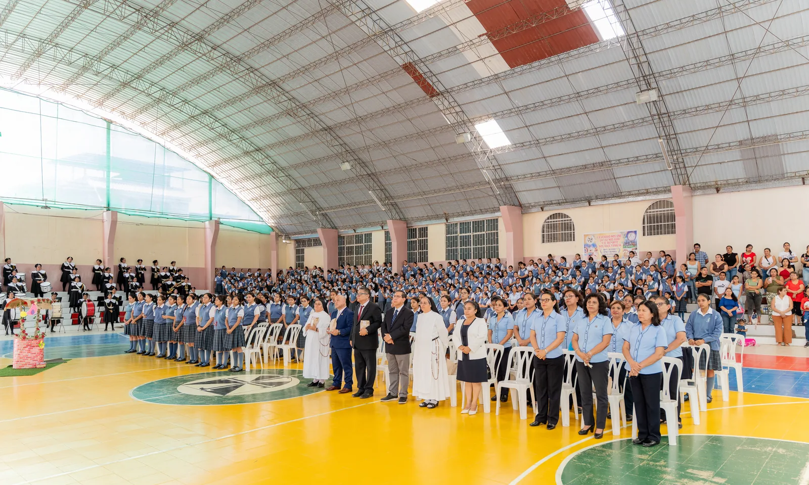 Recibimiento de la comunidad educativa durante la visita a la Regional Piura-Tumbes