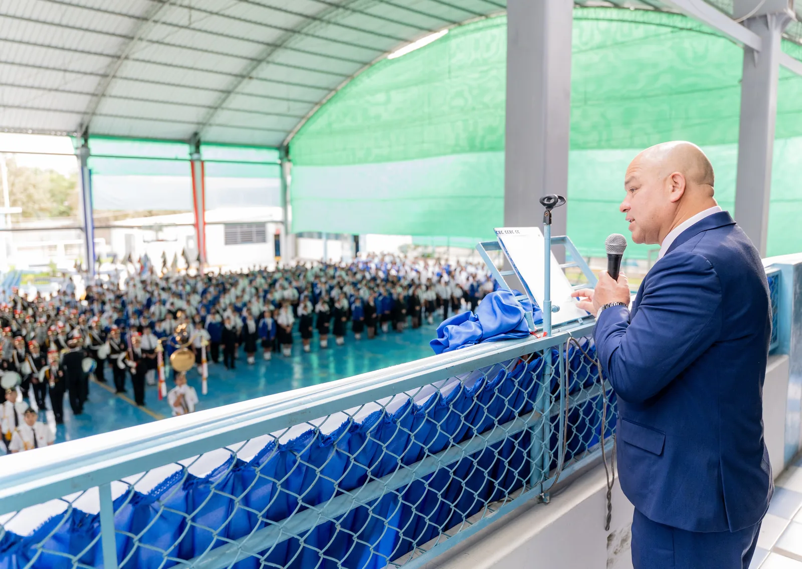 Saludo a la comunidad educativa durante la visita a la Regional Piura-Tumbes
