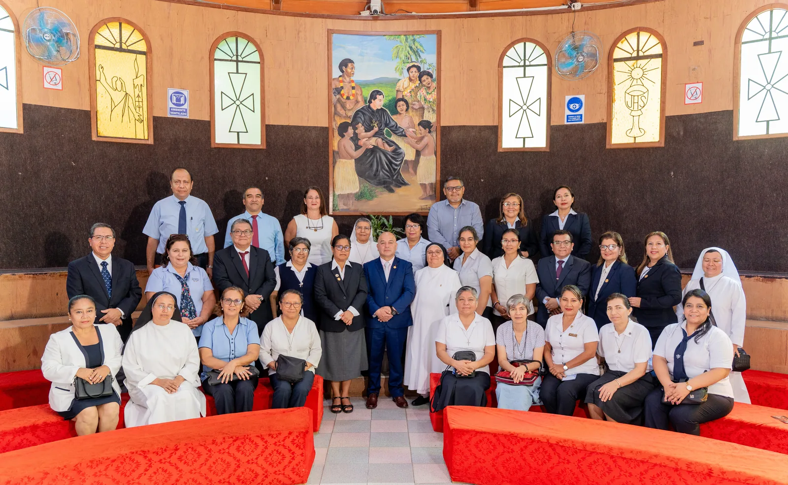 Comunidad educativa reunida durante la visita a la Regional Piura-Tumbes